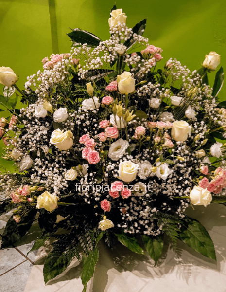 Composizione di fiori misti in ciotola