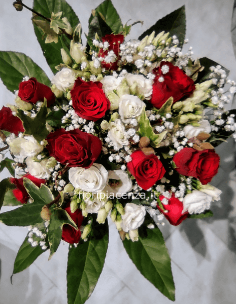 Bouquet di rose rosse e lisianthus.